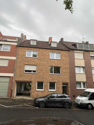 Geräumiges, preiswertes 9-Zimmer-Mehrfamilienhaus in Mönchengladbach Dahl