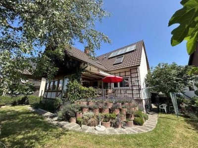 Großzügiges Wohnhaus in ruhiger Ortslage mit Balkon, Freisitz, Wintergarten und vielem mehr