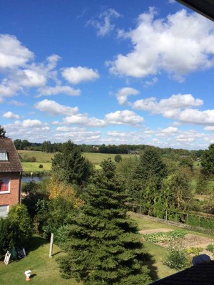 Krummesse, ruhige 3 Zimmer Dachgeschoss Wohnung mit Vollbad, Stellplatz und schönem Ausblick