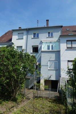Provisionsfrei: Mittelhaus auf drei Etagen mit Garten