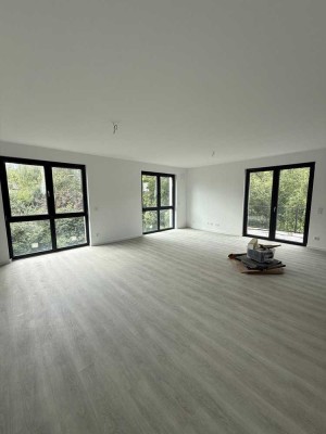 Neubau Wohnung mit großem Balkon in ruhiger Lage