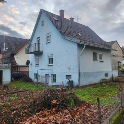 Solides Zweifamilienhaus zum renovieren.......