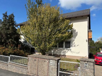 Großzügiges Wohnhaus mit drei Einheiten, ansprechenden Garten und herrlichem Fernblick über Hof