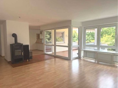 Erstbezug nach Renovierung - Wohnung mit großem Balkon, Kaminofen und Garage