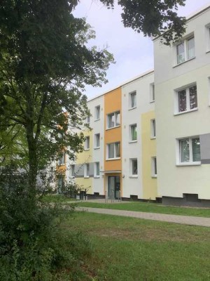 Teilsanierte und familienfreundliche 3 Zimmer-Wohnung mit Balkon im Erdgeschoss / Freifinanziert