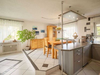 Lichtdurchflutete 3,5-Zimmer-Etagenwohnung mit Balkon, Hobbyraum und Garage in Hirschlanden
