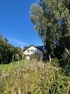 Architekten Villa in der Peripherie von Berlin mit Naturteich und gepflegtem großen Garten
