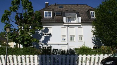 Traumhafte Dachgeschoß-Galerie Wohnung in Walmdachvilla