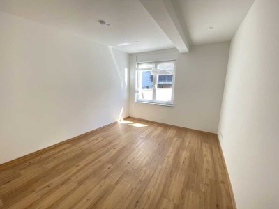 1 Zimmer frei in einer Wohngemeinschaft mit 5 Einzelzimmer und 2 Bädern