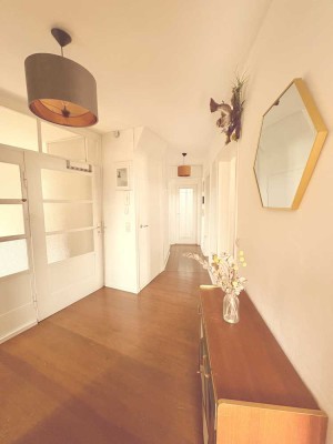 Traumhaft renovierte 5 Zi Wohnung mit Altbaucharme, Balkonerker, Hofterrasse, schönem Ausblick