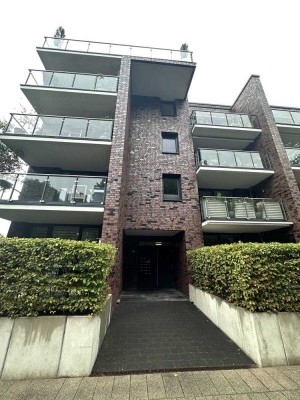 Stadtwerder: Komfortable u. moderne 3 Zi. Wohnung m. Balkon, Parkett, 2 TG Stellpl.,  teilmöbliert