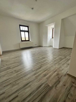 Helle, sanierte 2-Raum-DG-Wohnung, EBK, Gartennutzung