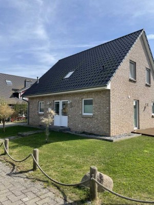 Modernes Einfamilienhaus mit Carport in Strandnähe
