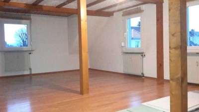 Helle 2-Zimmer-Dachgeschosswohnung mit  neuer Einbauküche in zentraler Lage