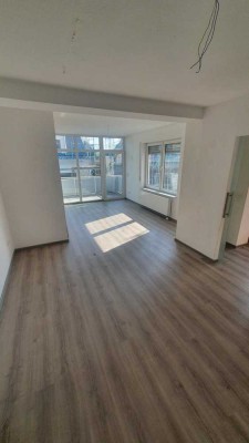 Hofheim: 4-Zi. im 3-Parteienhaus – Balkon & 2 Stellpl., bezugsfrei
