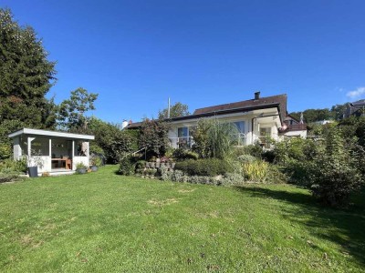 Großes Haus auf weitläufigem Grundstück: nur ca. 500 Meter zum Bodensee