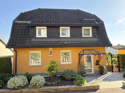 Gepflegtes Einfamilienhaus mit Doppelgarage, großem Garten und zusätzlichem Baupotenzial
