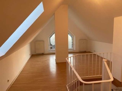 Helle 4-Zimmer Maisonette-Wohnung mit Balkon in Erdweg