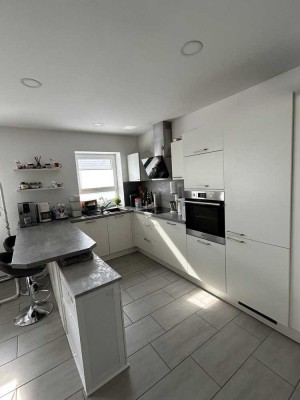 Stilvolle 3-Zimmer-Wohnung mit gehobener Innenausstattung mit Balkon und Einbauküche in Mainflingen