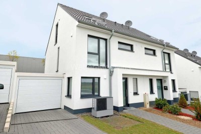 Neuwertige DHH (KFW-Effizienzhaus 55) mit SW-Terrasse, Garten + Garage / bezugsfrei ab 01.12.2025