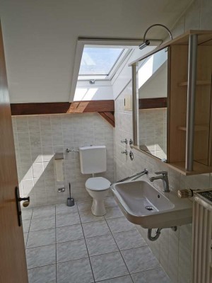 ruhige lichtdurchflutete DG-Wohnung mit Balkon und Einbauküche in Vachendorf