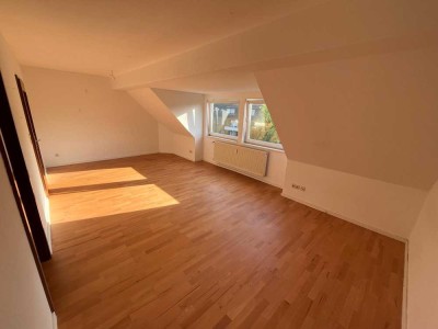 helle & ruhige 1-ZKB-DG Wohnung mit EBK und WaMa Rennbahnnähe