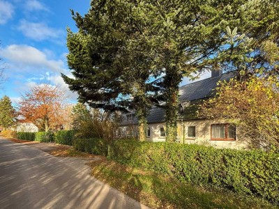 Großzügige, sanierungsbedürftige Haushälfte auf großem Grundstück in Feldrandlage