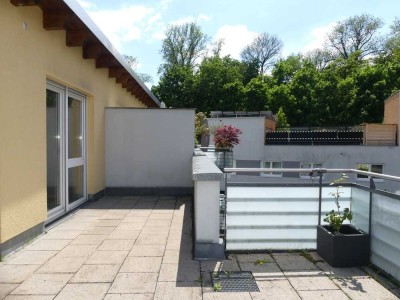 Elegant geschnittene 2 Zimmer Dachgeschosswohnung im modernen Penthouse Stil. Verfügbar ab Sofort!