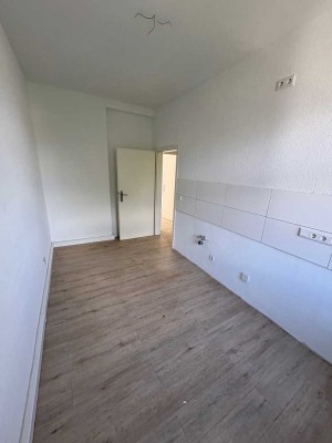 ***Sanierte-Wohnung im sanierten Haus mit Laminat, Duschbad, Wohnküche***