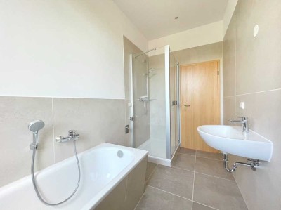 Moderne 3-Zi.-Wohnung mit neuem Tageslichtbad, Eichenparkett im Wohnzimmer sowie opt. Stellplatz