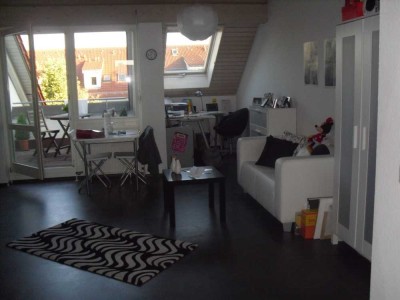 Schöne 1 1/2-Zimmer-Dachgeschoss-Wohnung mit Balkon, PKW-Stellplatz u. Einbauküche in Heilbronn-Ngt.
