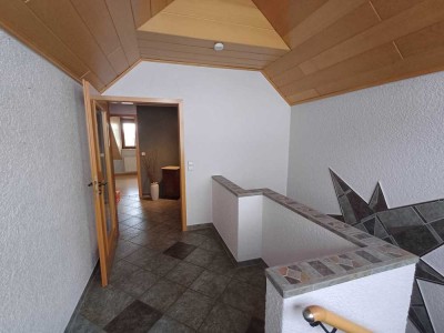 Ansprechende und gepflegte 3-Zimmer-Dachgeschosswohnung mit geh. Innenausstattung mit Balkon