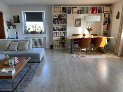 Helle, grosszügige Zwei-Zimmerwohnung mit Einbauküche