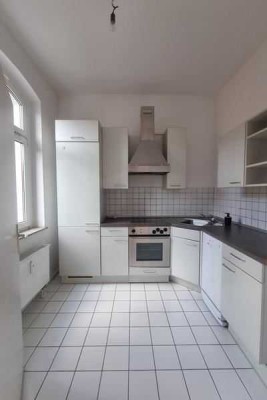 Großzügige 3-Zimmer mit Laminat, EBK, Wannenbad mit Fenster und Balkon in zentraler Lage