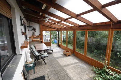 Großes Einfamilienhaus mit Einliegerwohnung und Wintergarten in HOF !