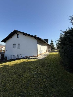 Freistehendes 2-3 Familienhaus mit Doppelgarage und großem Garten in Wörth