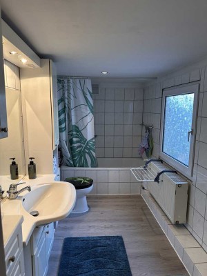Helle  3 Zimmer Altbauwohnung mit Balkon, Einbauküche  –  in Zentrumsnähe