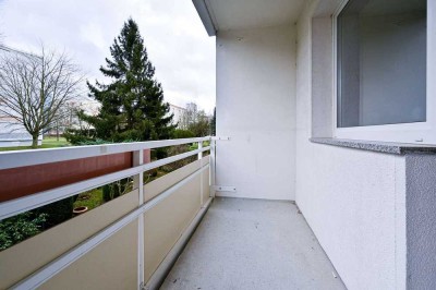 Sanierte 3-Raum-Wohnung mit neuem Bad, Wanne, Balkon, Wohnküche und Deckenspots in Chemnitz- Kappel
