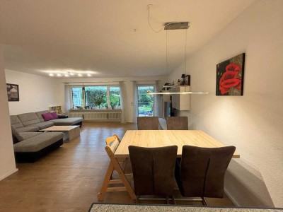 Reiheneckhaus mit überdachter Terrasse und Balkon