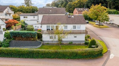 Charmantes Hybrid-Einfamilienhaus mit Garten, Terrasse, Balkon und Garage in idyllischer Lage