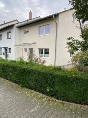 Mayence-Immobilien: Familiendomizil mit tollem Garten u. viel Platz für den Fuhrpark!!