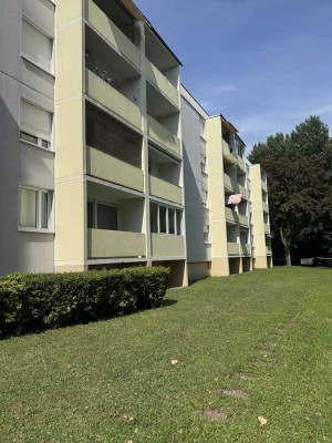 TOP ruh. EG Wohnung mit Loggia und wertvollen maßgeschneiderten Einbauten