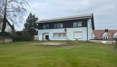 Großzügiges Zweifamilienhaus mit riesigem Grundstück & Neubaupotenzial in Toplage