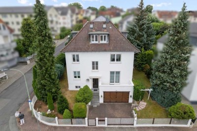 Lichtdurchflutete Villa mit Terrasse, Balkon und Garten