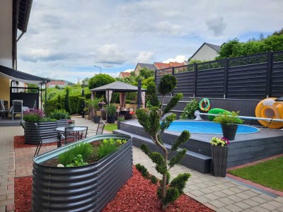 "Haus im Haus" provisionsfrei mit Terrasse, Pool, eigenem Garten und Einbauküche in Greding