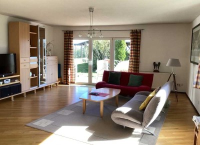 Neuwertige Wohnung mit drei Zimmern sowie Balkon und Einbauküche in Gering