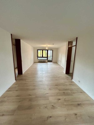 Helle 3-Zimmer Wohnung mit zwei Balkonen, neu renoviertes Bad, Stellplatz und Top-Lage in Esslingen