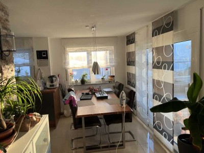 Moderne, helle Wohnung mit Balkon, EBK und Klimaanlage