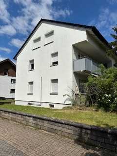 Schön geschnittene Wohnung mit Balkon