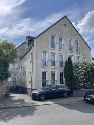 Ansprechende u. geräumige 2-Zimmer-DG-Wohnung (+ Spitzboden) mit Balkon in gepflegtem 6-Familienhaus